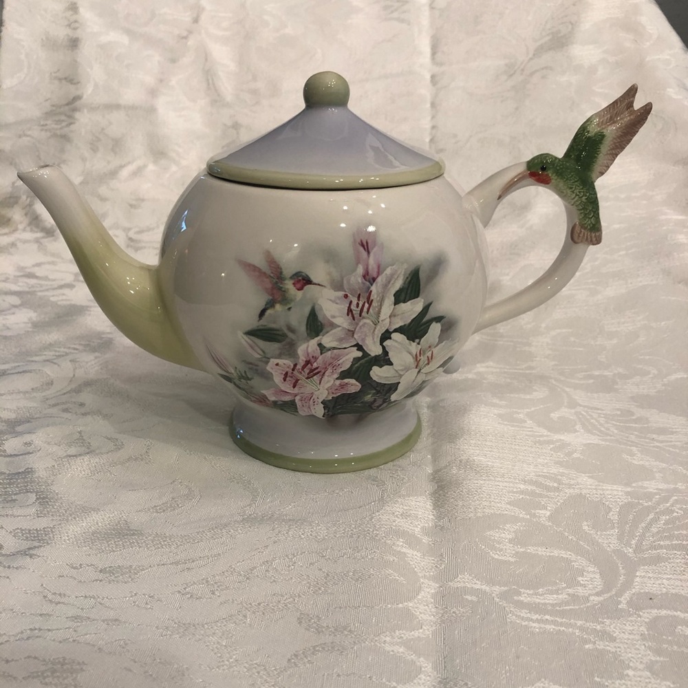 Teapot - hummingbird and lilies